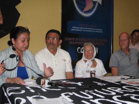 Conferencia de prensa de la Mision Internacional. Tegucigalpa, 28 de julio. Foto: Sandra Cuffe